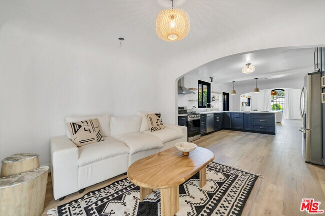 Building Photo - 8822 Rosewood Ave