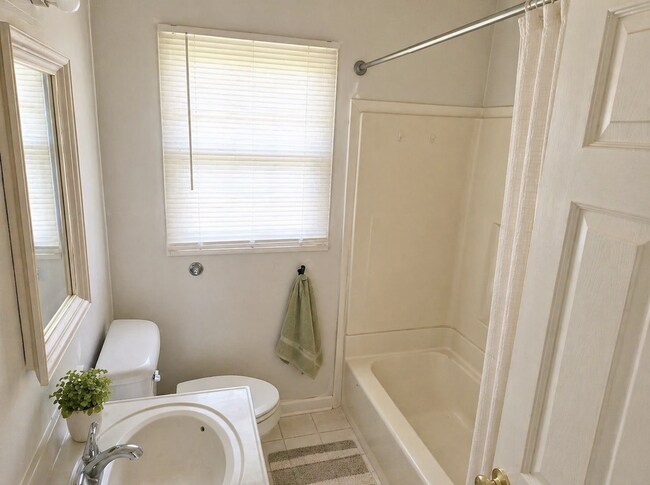 Building Photo - For Rent: Classic 3-Bedroom Brick Ranch in Lexington