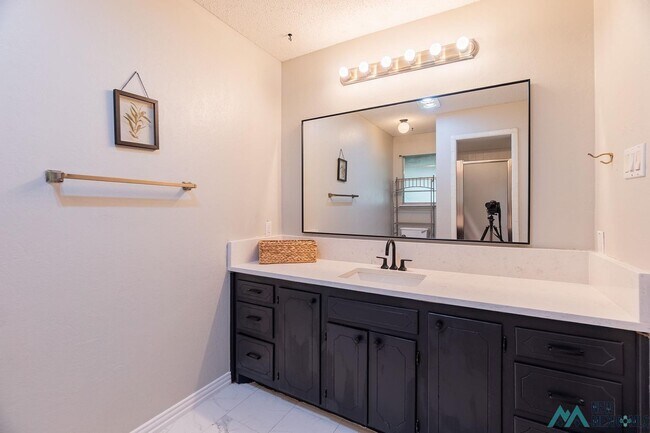 Building Photo - Available Soon! Large 3 bed 2 bath home on the golf course