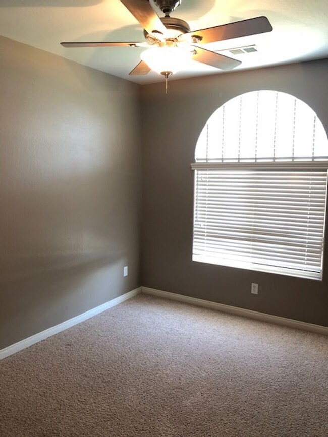 Building Photo - Beautiful 4 Bedroom in NW!