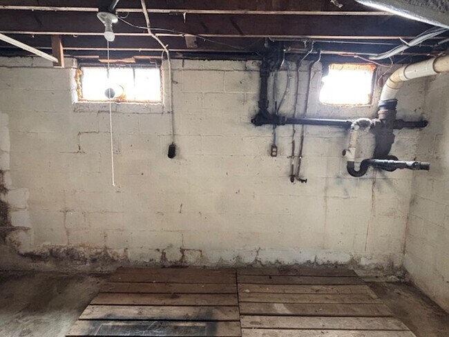 Building Photo - 925 Stanley Ave