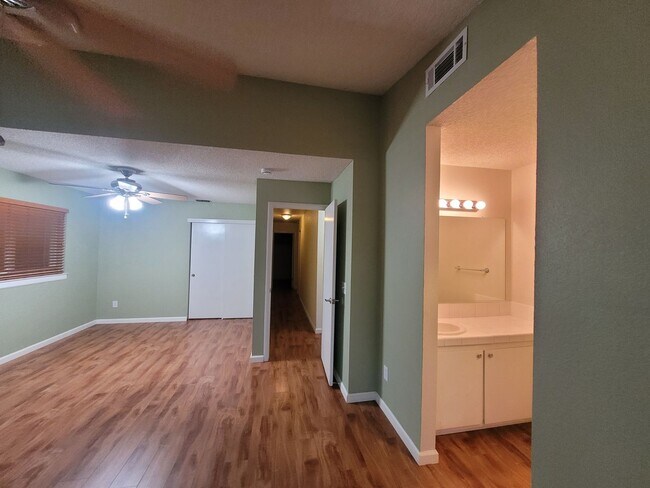 Building Photo - Beautiful home with wood floors