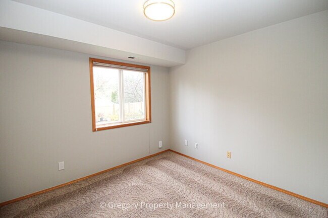 Building Photo - Well Maintained 1st Time Rental 4bed 3bath 2 Car 2076sf New Paint. Huge Fenced Backyard A/C