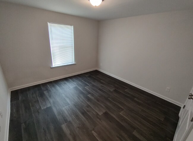 Building Photo - Move in Ready! Easy & Quick move-in process