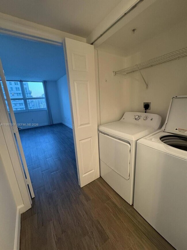 Building Photo - 1155 Brickell Bay Dr