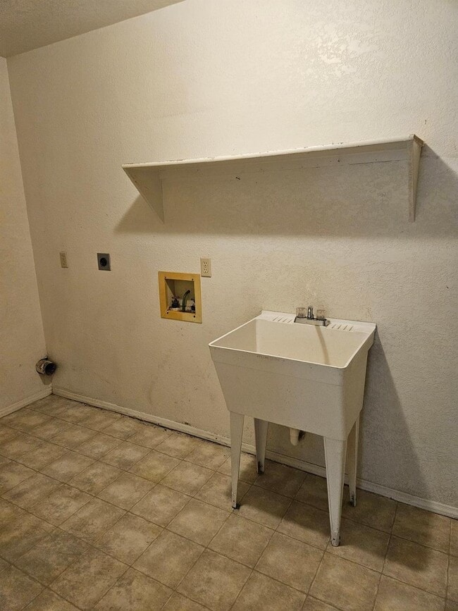 Building Photo - 1458 N Acacia Rd