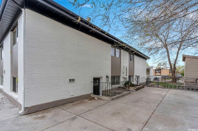 Building Photo - Ground Level 3 Bed 1 bath apartment!