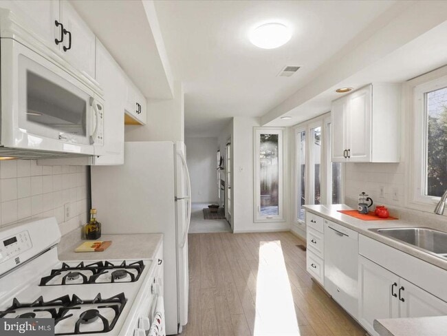 Building Photo - 7004 Dreams Way Ct
