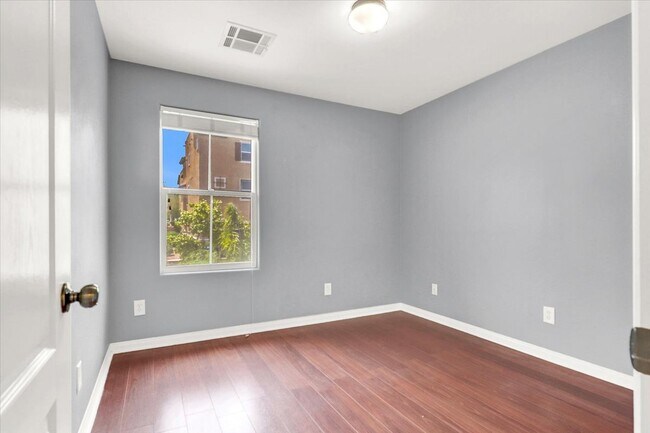 Building Photo - 1323 Grass Creek Ave