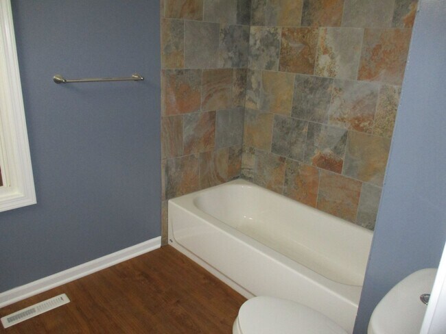 Building Photo - 3 Bedroom 1 Bath