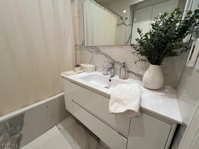 Building Photo - 33 Claremont Ave