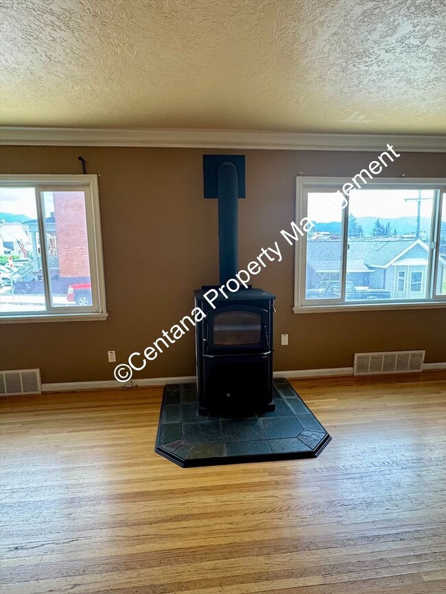 Building Photo - 5 bedroom 3 bath house with fenced yard