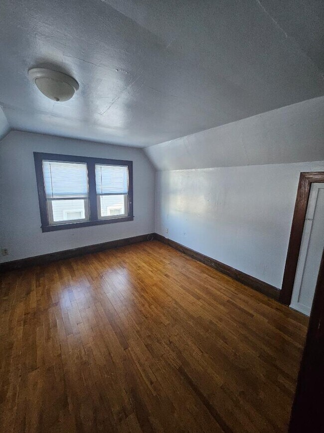 Building Photo - 370 Ahnaip St