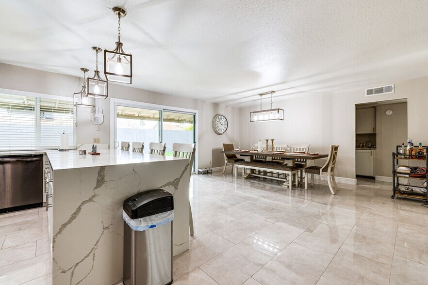 Building Photo - 903 W Harvard Dr