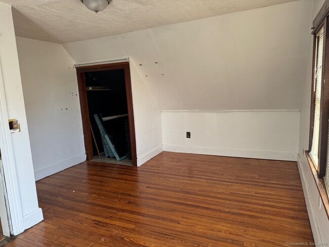 Building Photo - 458 Ridgefield Ave