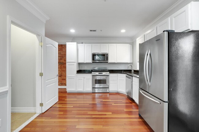 Building Photo - Gorgeous top-floor Eckington townhouse nea...