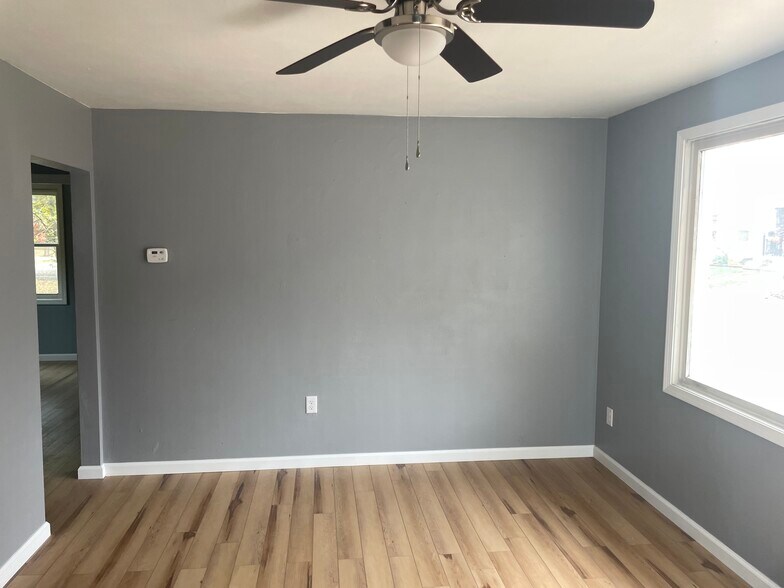Living room - 306 E Fischer St