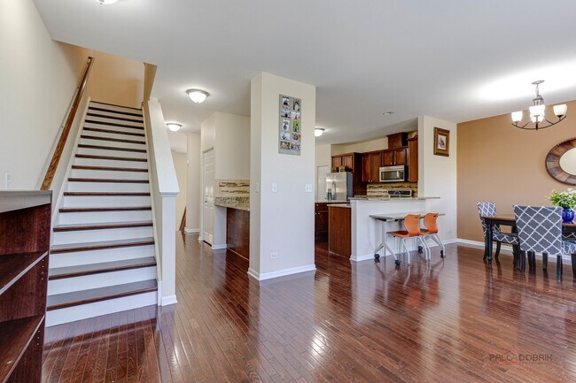 Building Photo - 533 Plaza Pl