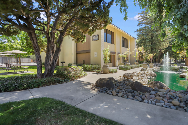 Building Photo - 3701 Colonial Dr