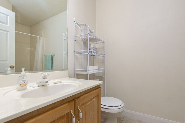 Building Photo - Scenic View Community two-story townhouse ...