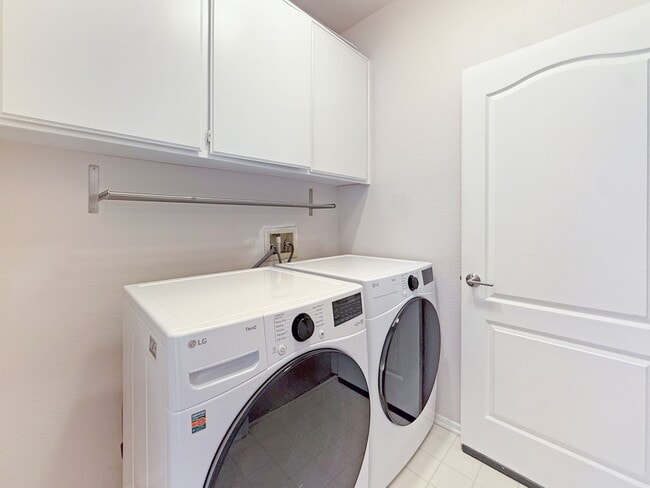 Building Photo - SD: 2BD/2BA Townhome with Private Balcony, 2-Car Garage, and Loft!