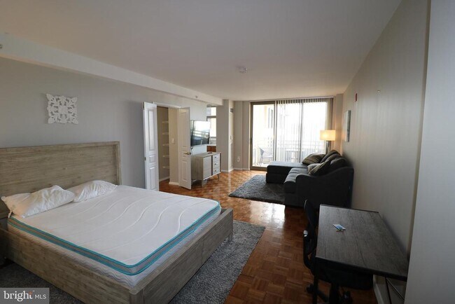 Building Photo - 7111 Woodmont Ave