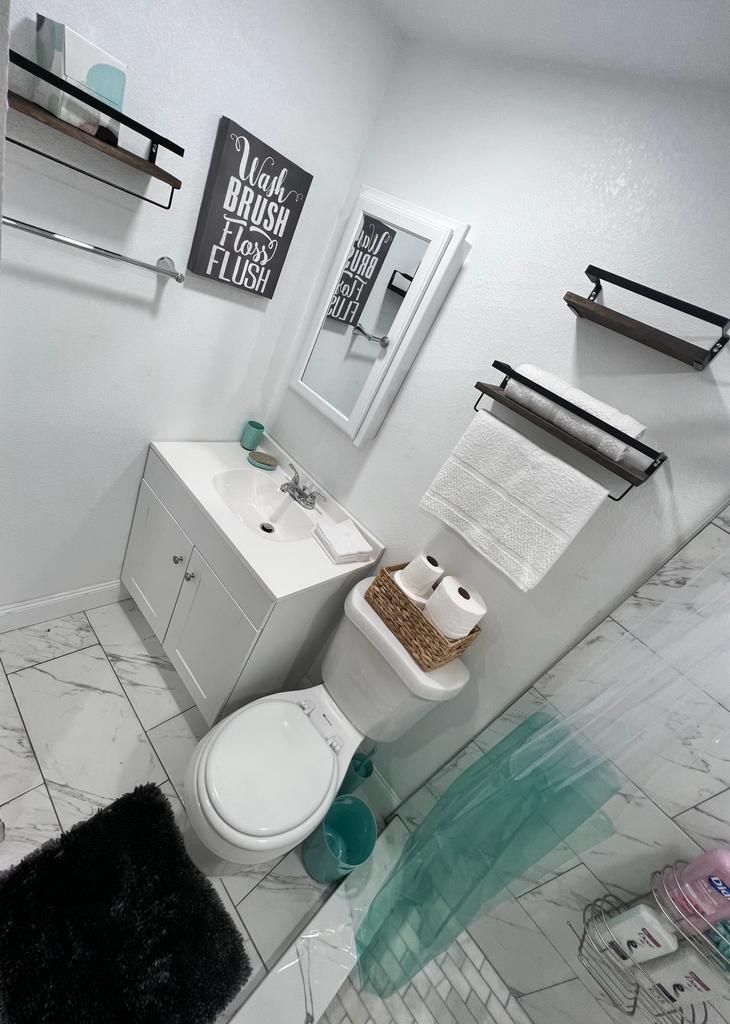 Bathroom - 3027 W Cordelia St