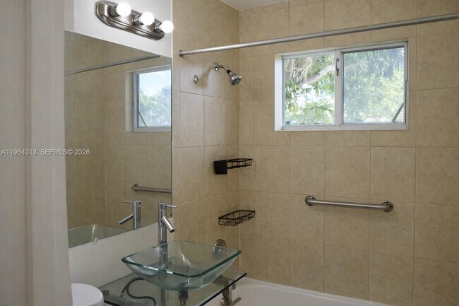 Building Photo - 932 Moffett St