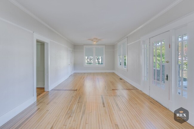 Building Photo - Central Location, Hardwood Floors, Recently Updated