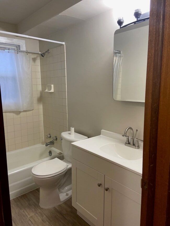 Building Photo - 821 1st Ave NW