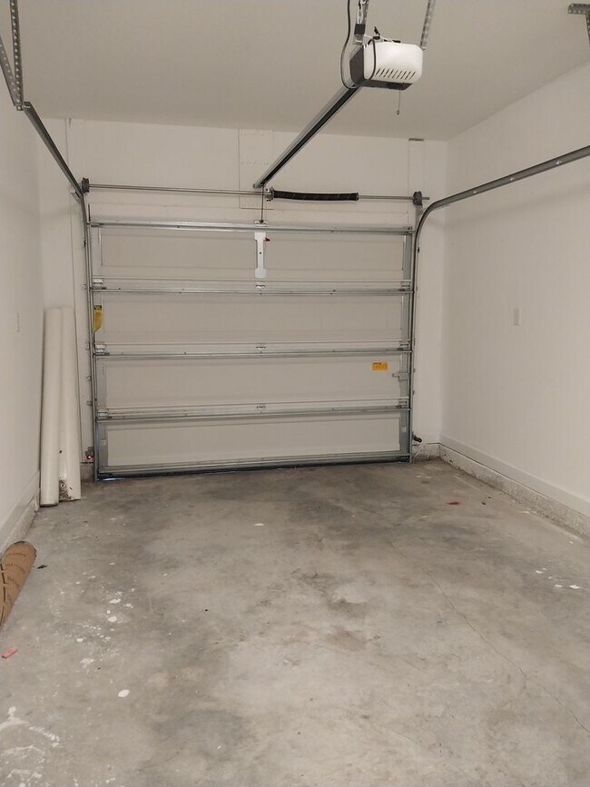 Building Photo - Gorgeous 3 Bedroom 2.5 Bath Townhome
