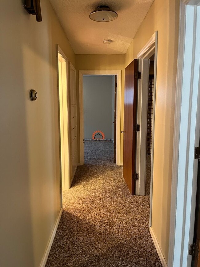 Building Photo - Spacious 3 bedrooms 1.5 baths home with 1 ...