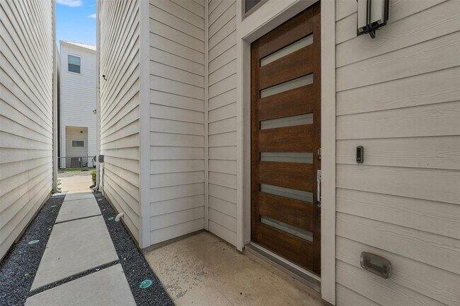 Building Photo - 5815 E Post Oak Ln