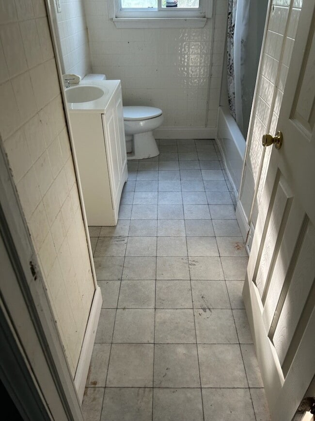 Building Photo - 3-Bed Oasis with Spacious Comfort at 6137 ...