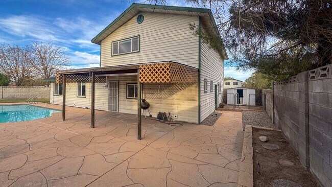 Building Photo - Move-In Ready 3-Bedroom with Pool / Lawn and Pool Service Included!