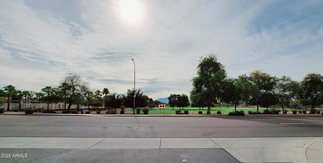 Building Photo - 11253 W Davis Ln