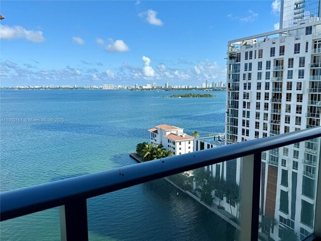 Building Photo - 460 NE 28th St