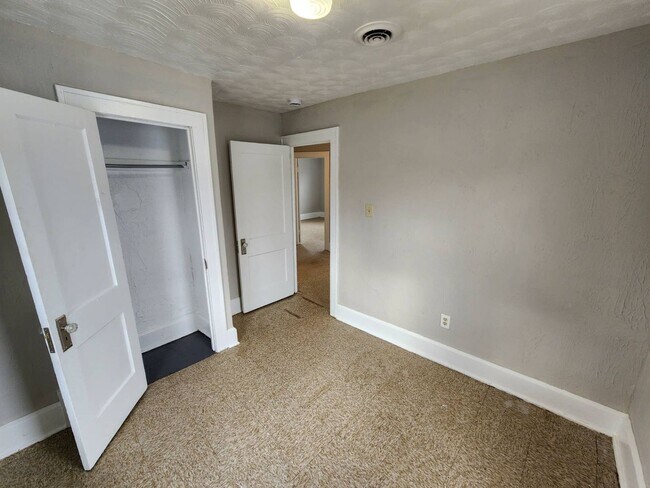 Building Photo - Charming 4-Bedroom Property in Prime Location (SECTION 8 VOUCHERS ACCEPTED)