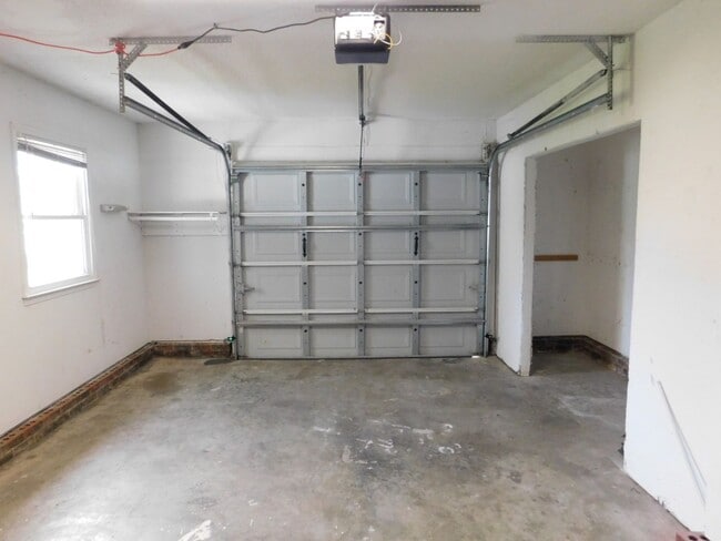 Building Photo - Quaint Family Home