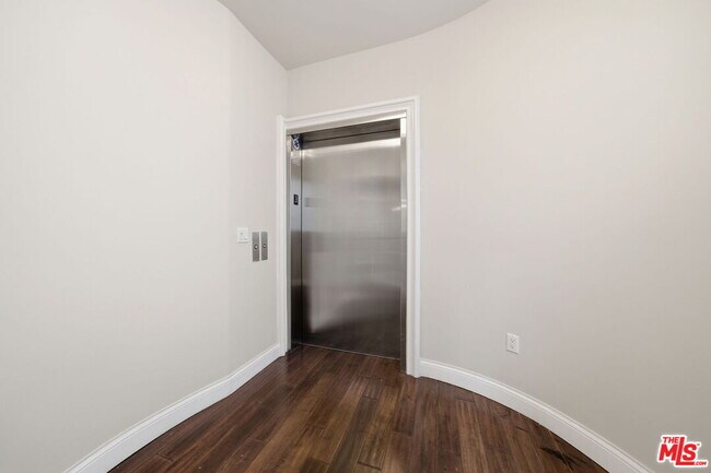 Building Photo - 320 S Swall Dr