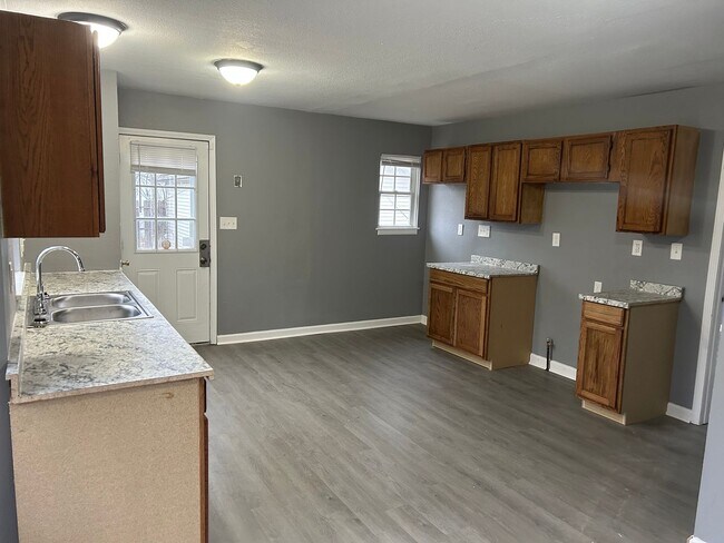 Building Photo - 3 Bedroom House