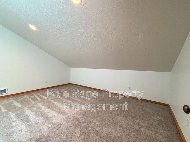 Building Photo - 241896 US-101