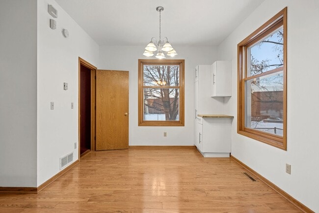 Building Photo - Spacious 3BR 2Bath Townhome in the desirable Seward Neighborhood!