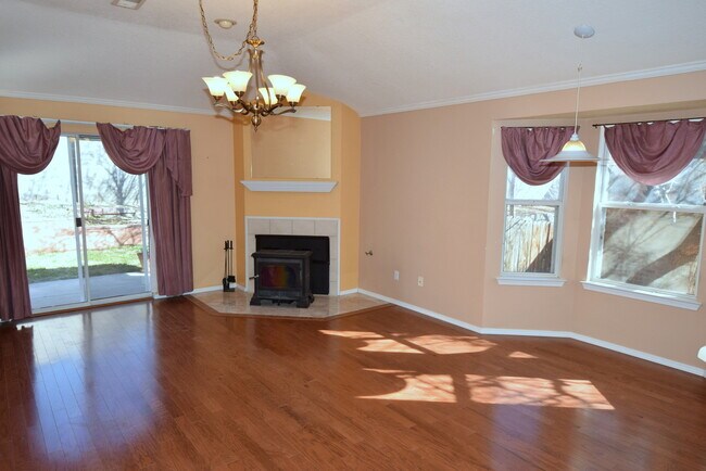 Building Photo - 3 Bed 2 Bath 1700 SF