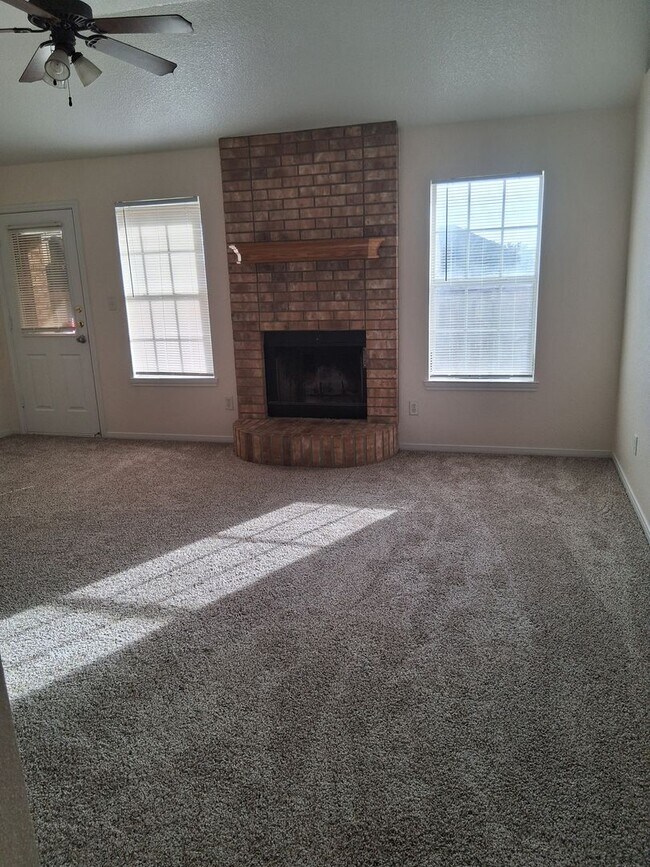 Building Photo - New Carpet & Paint