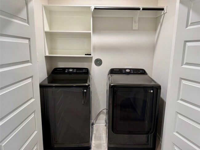 Building Photo - 27970 Western Crk Ct