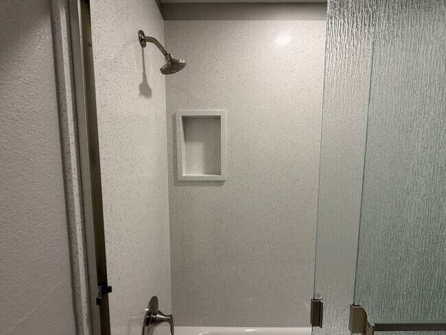 Building Photo - Newly remodeled 3 bedroom in the heart of ...