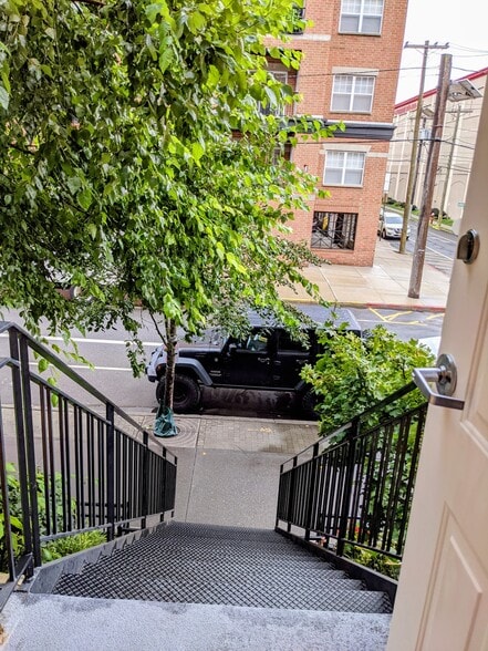 Private Entrance - 1100 Adams St