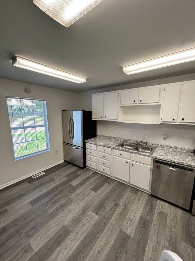 Building Photo - Spacious 4-Bedroom Duplex with Modern Amen...
