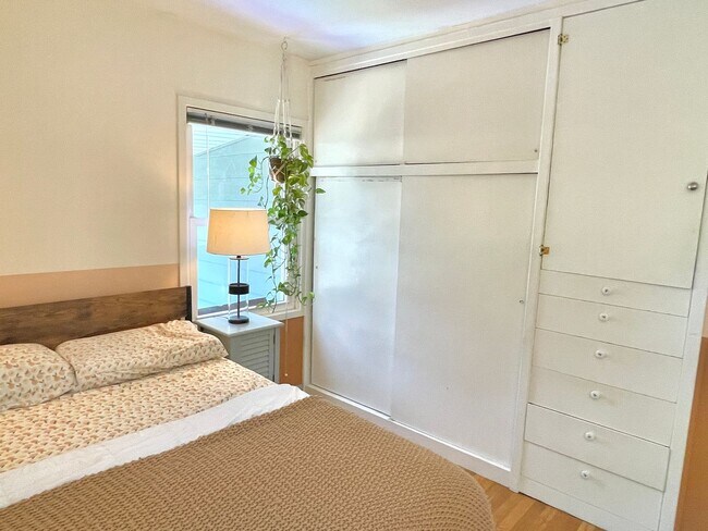 Building Photo - Charming Montavilla bungalow, 3 bed, 2 bath with fully fenced backyard